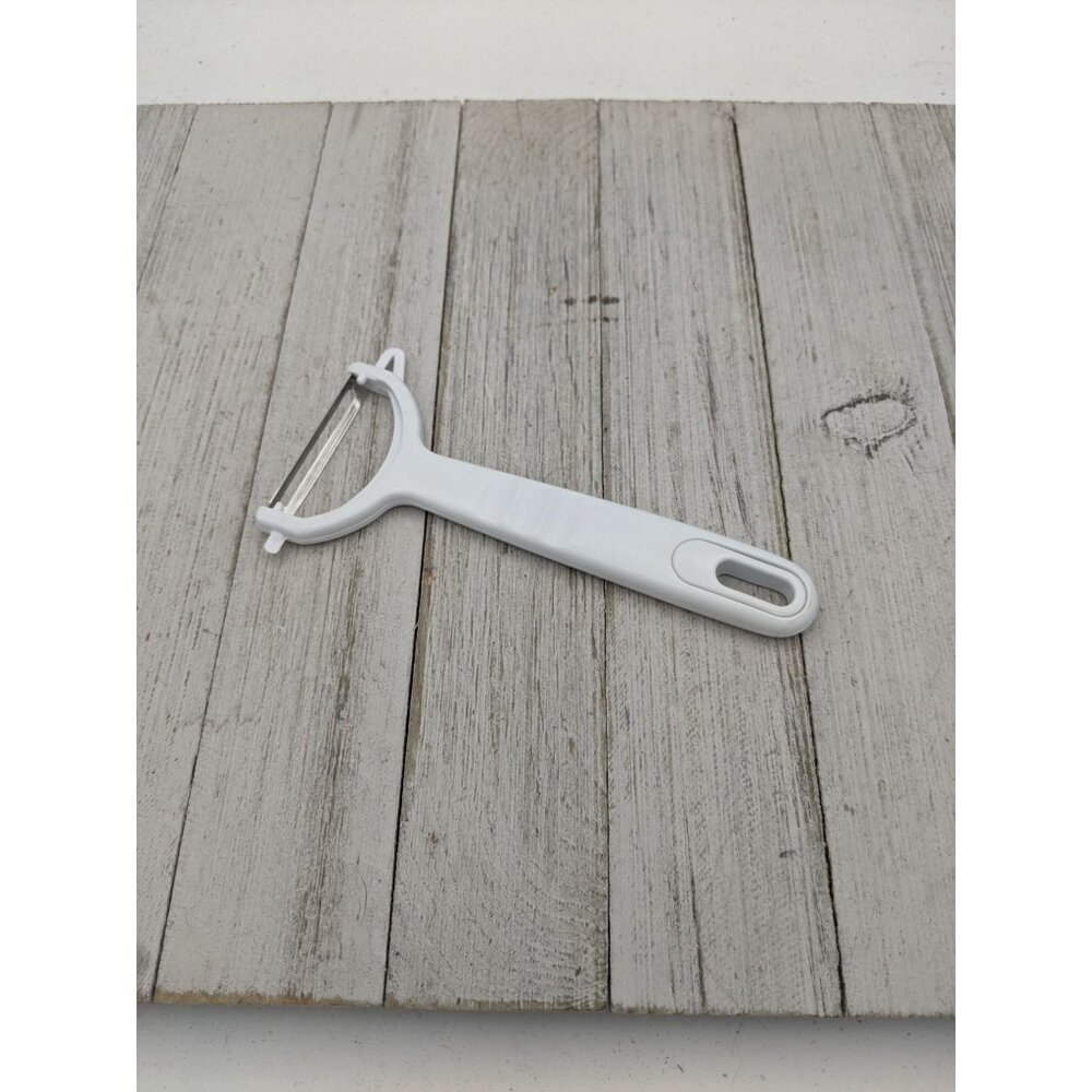 Stainless Steel Floating Blade Vegetable Potato Peeler White Handle 6"